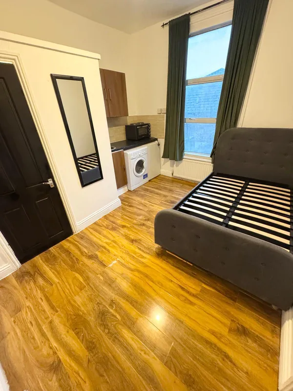 Room Blagrove Road in Greater London