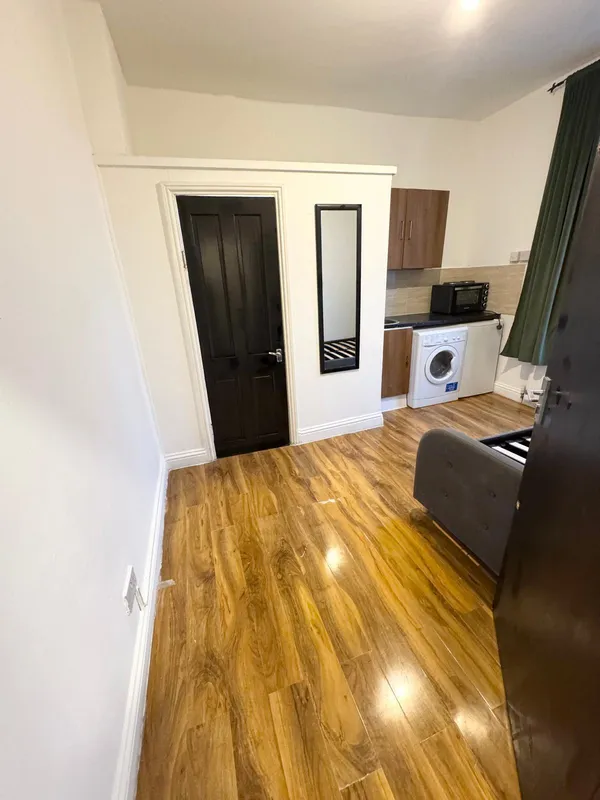 Room Blagrove Road in Greater London