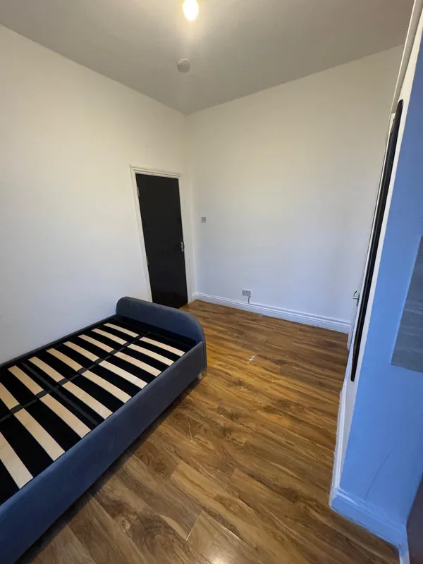 Room Blagrove Road in Greater London