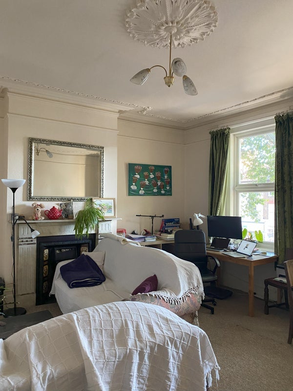 Room Chiswick High Road in Greater London