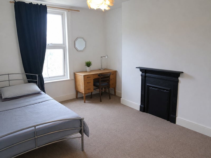 Room Chiswick High Road in Greater London
