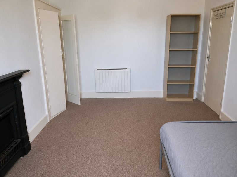 Room Chiswick High Road in Greater London