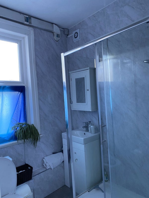 Room Chiswick High Road in Greater London