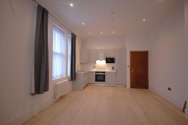 Flat Chiswick High Road in Greater London