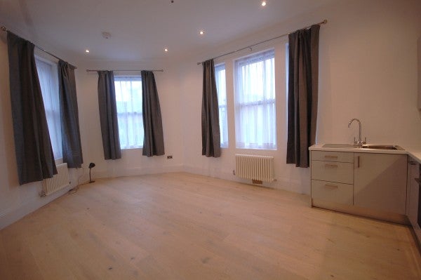 Flat Chiswick High Road in Greater London
