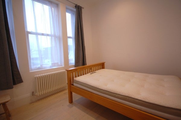 Flat Chiswick High Road in Greater London