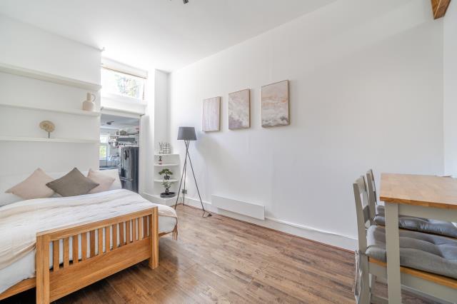Flat Heath Street in Greater London