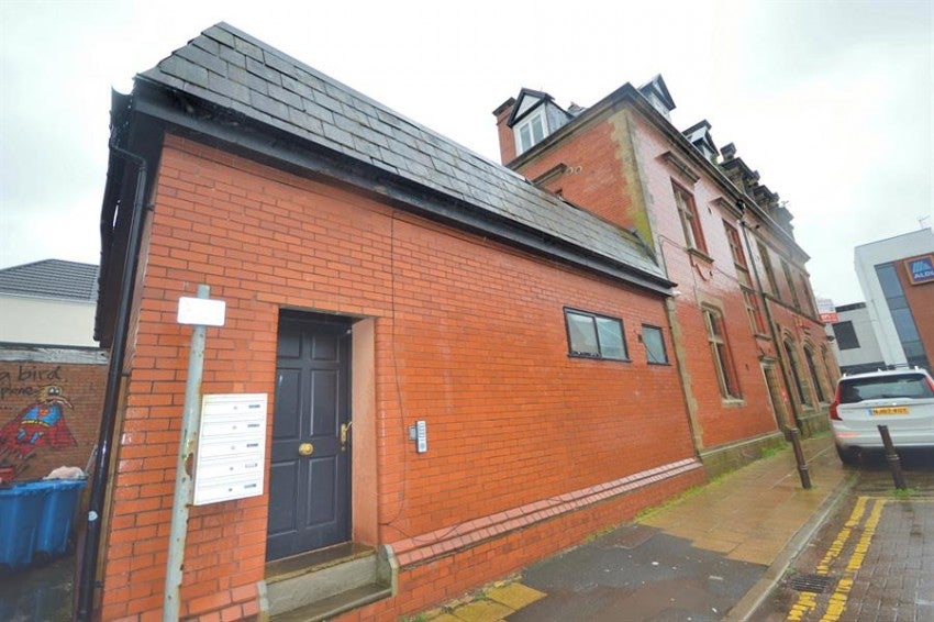 Flat Curzon Road in Trafford