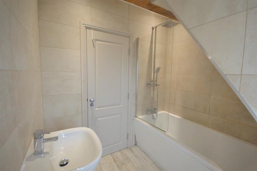 Flat Curzon Road in Trafford