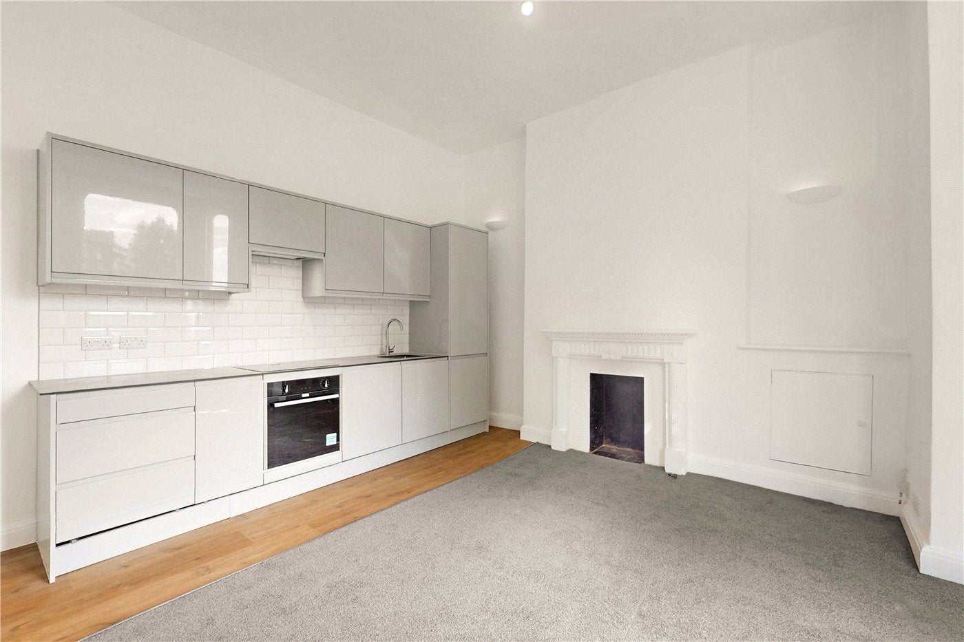 Flat Elthorne Road in Greater London