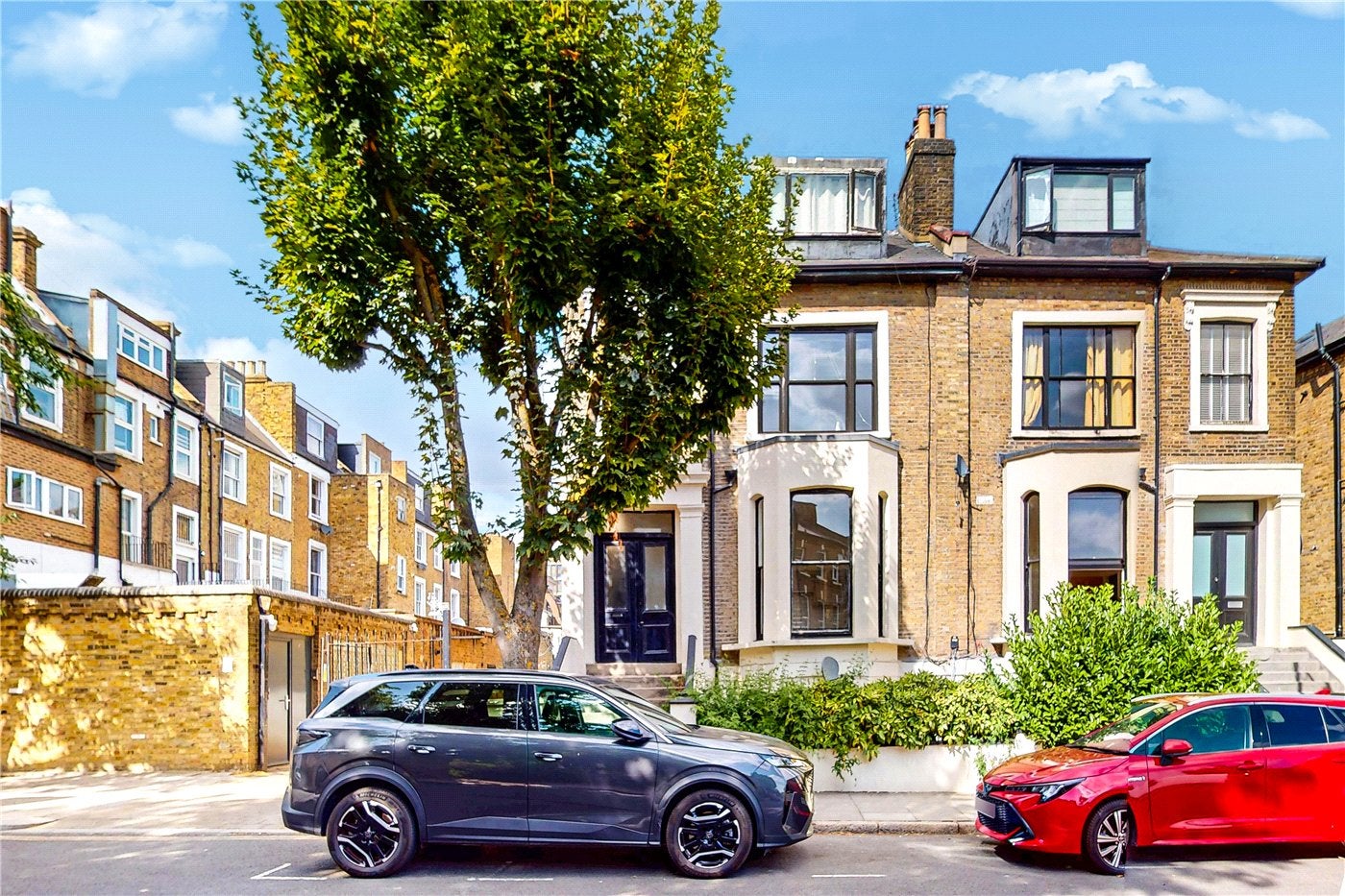Flat Elthorne Road in Greater London