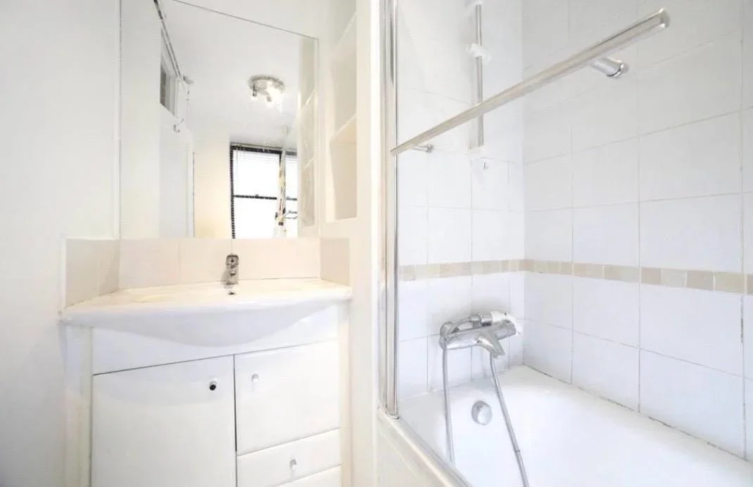 Flat Devonshire Court in Greater London