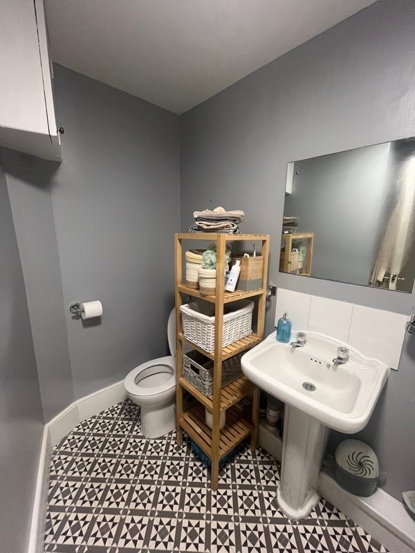 Room Ravenswood Road in Greater London