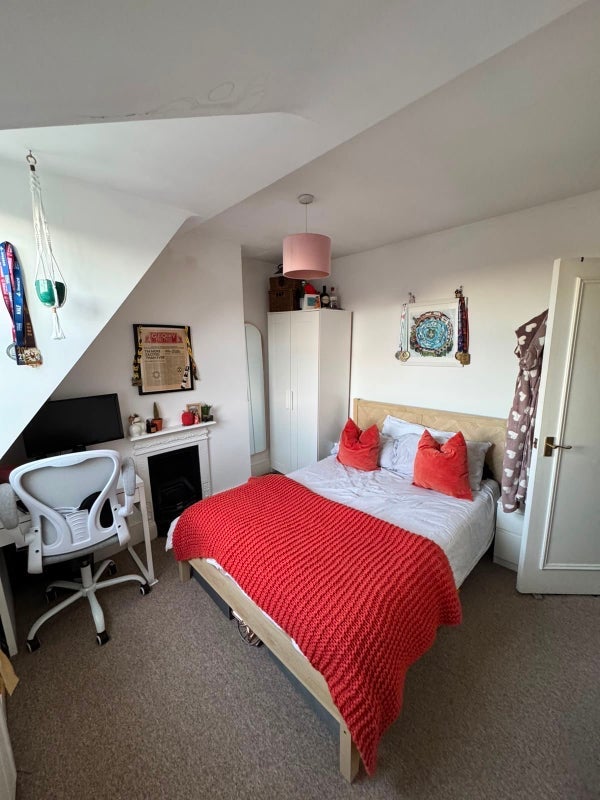 Room Ravenswood Road in Greater London