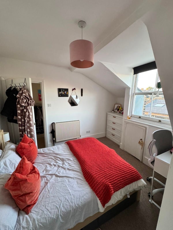 Room Ravenswood Road in Greater London