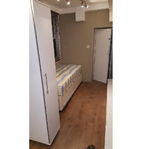 Flat Glazbury Road in Greater London