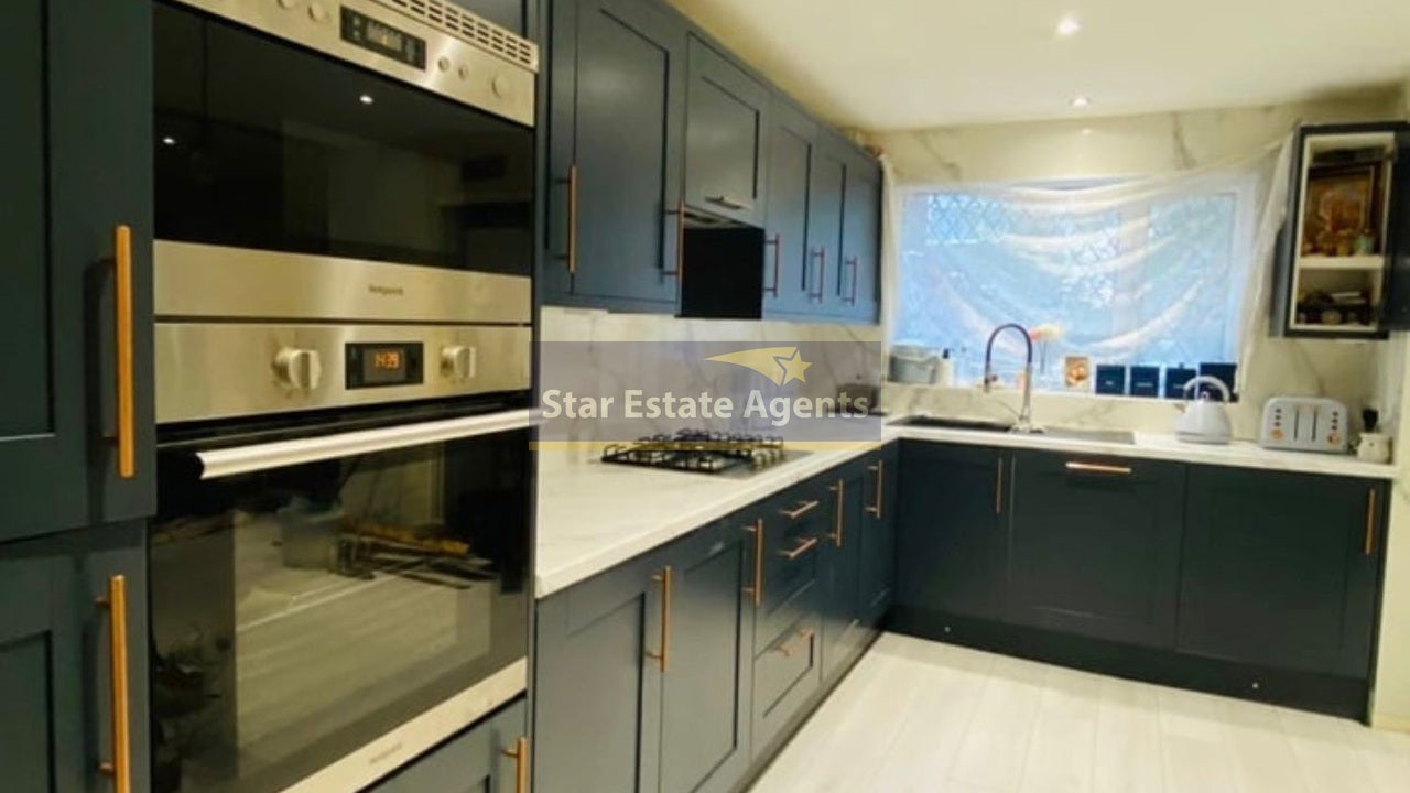 Flat Mole Court in Epsom and Ewell