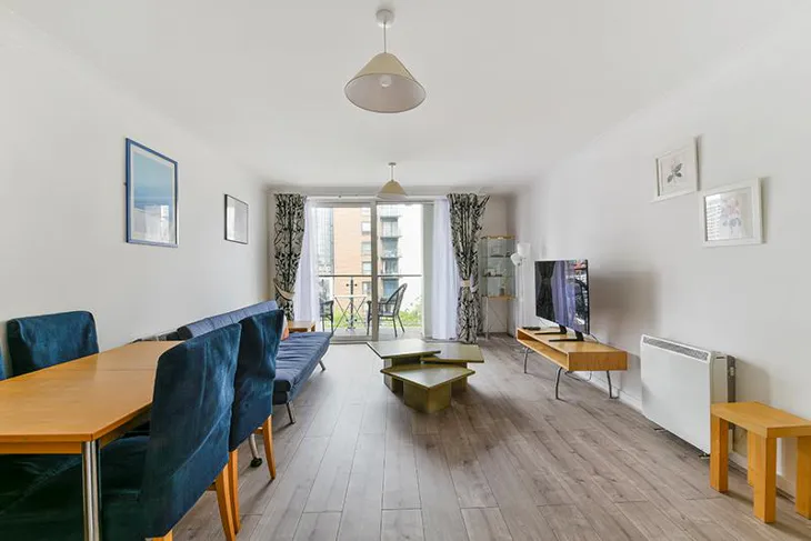 Flat Boardwalk Place in Greater London