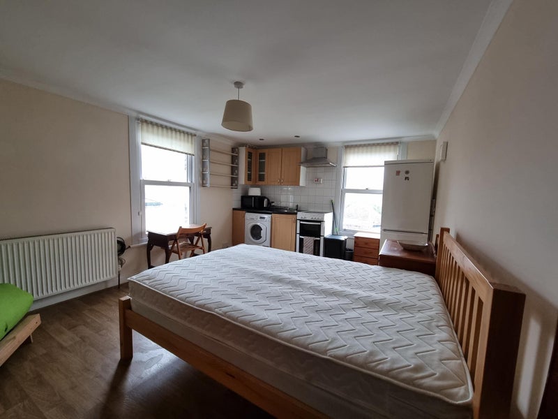 Flat Maidenhead Road in Windsor