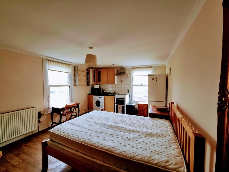 Flat Maidenhead Road in Windsor