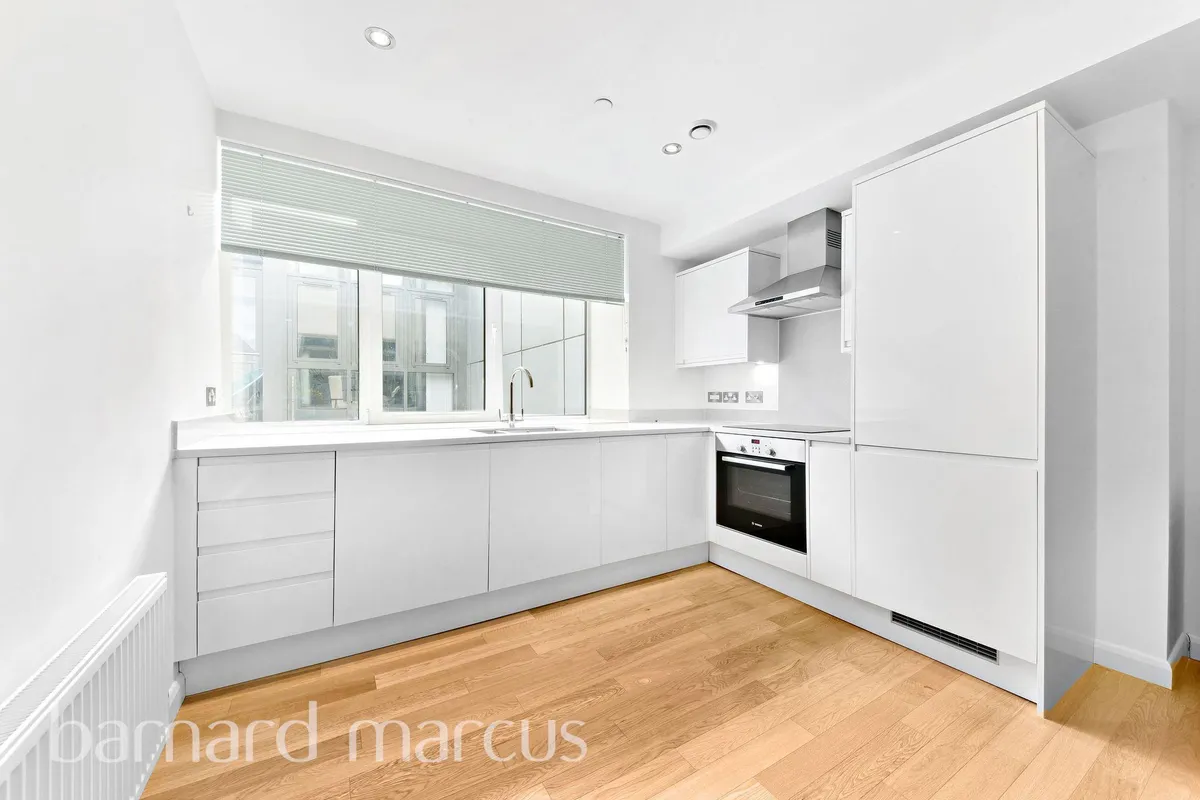 Flat Lansdowne Road in Greater London