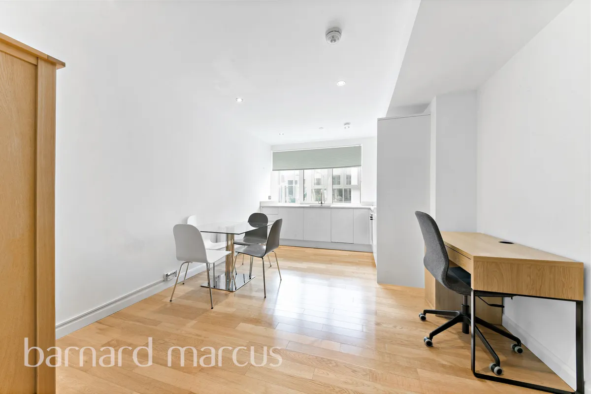 Flat Lansdowne Road in Greater London