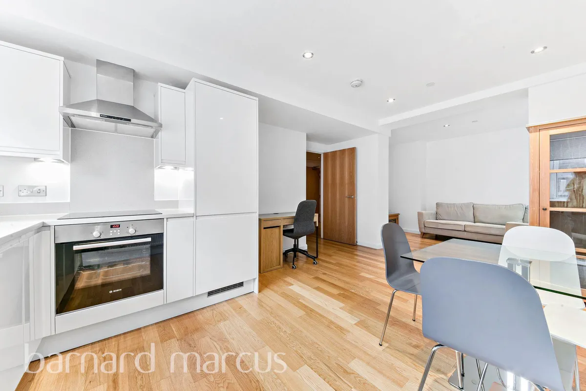 Flat Lansdowne Road in Greater London