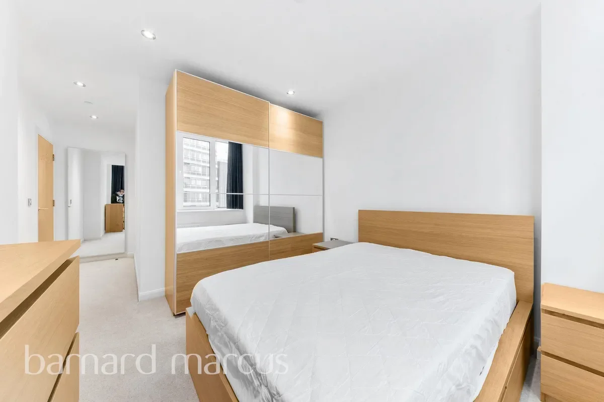 Flat Lansdowne Road in Greater London