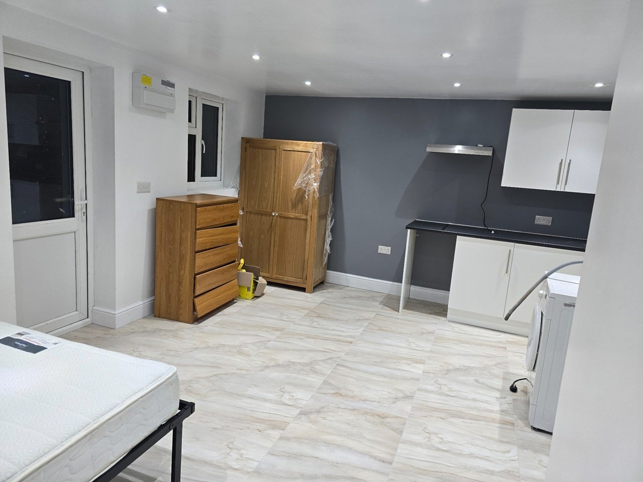 Flat Queenswood Avenue in Greater London