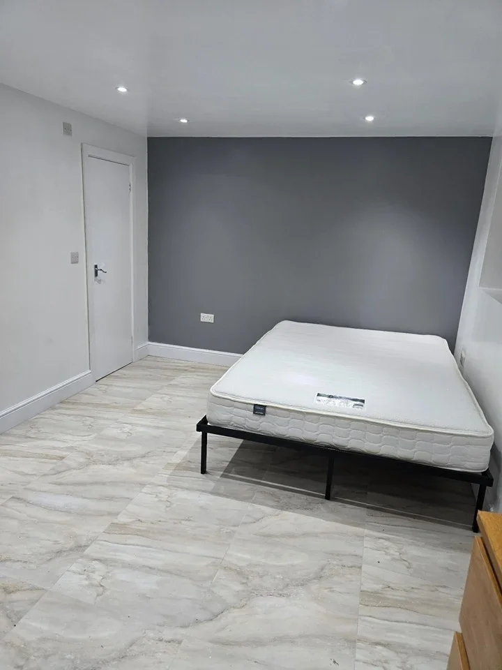 Flat Queenswood Avenue in Greater London