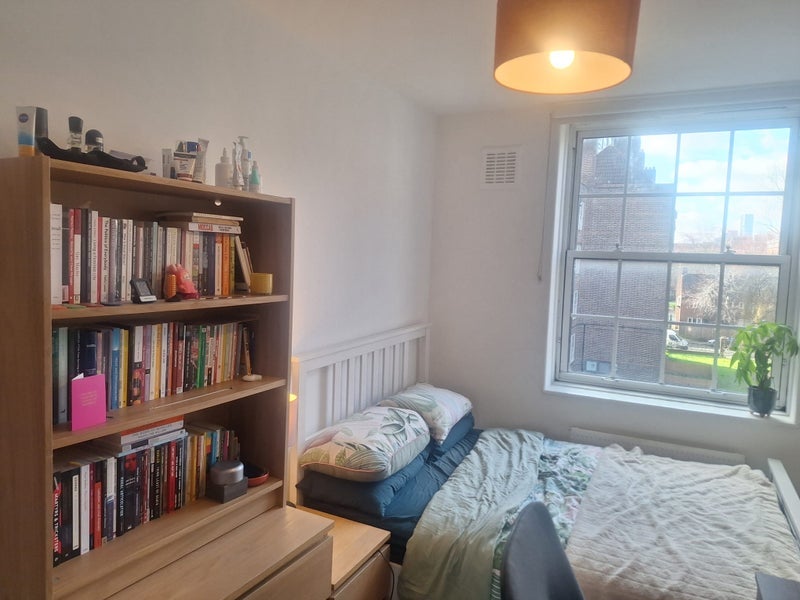 Flat Greenham Close in Greater London