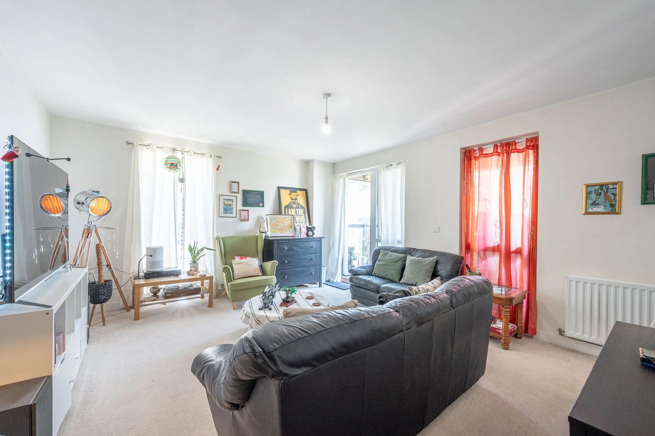 Flat Chronicle Avenue in Greater London