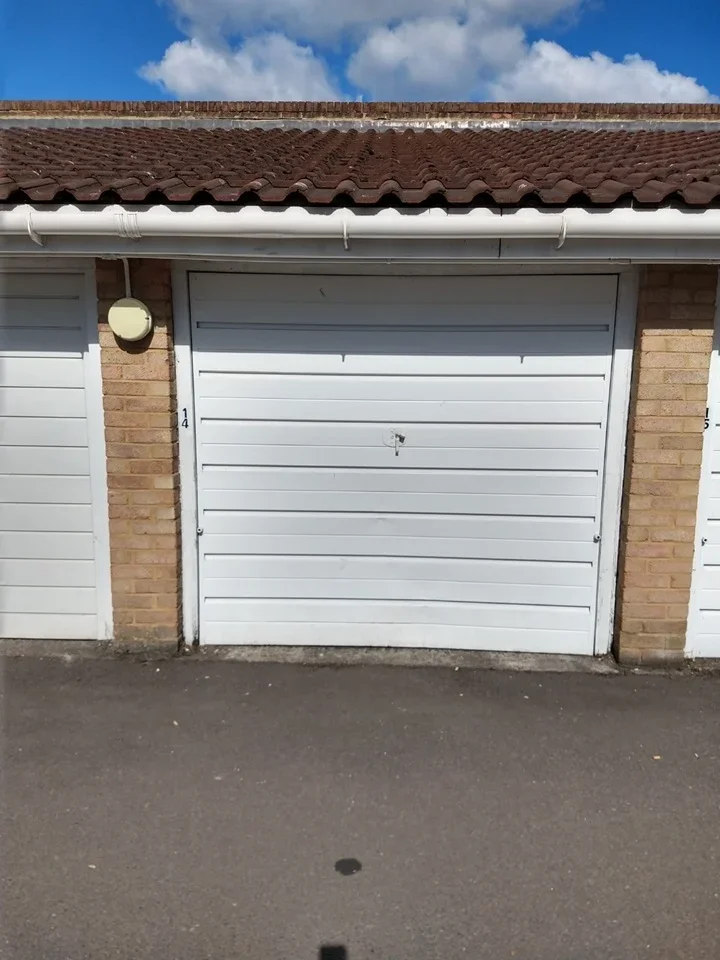 Flat Frobisher Court in Greater London