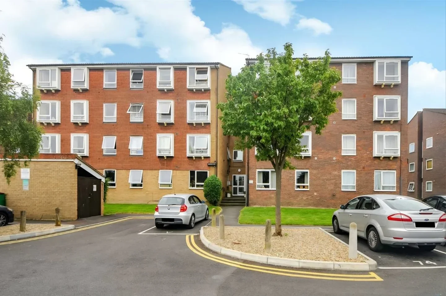 Flat Frobisher Court in Greater London