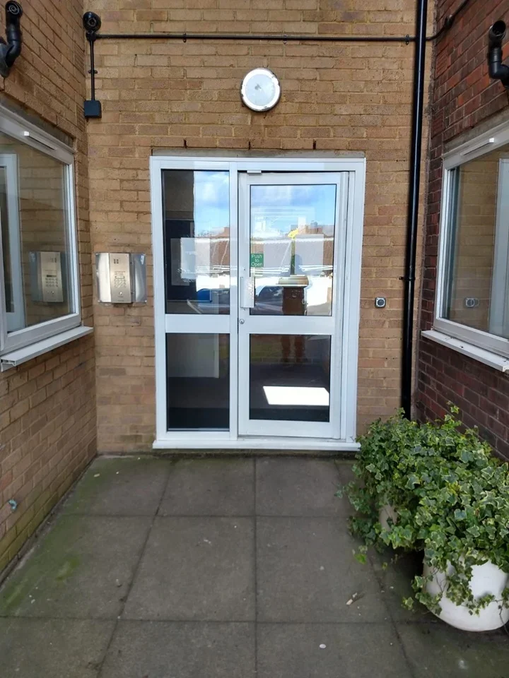 Flat Frobisher Court in Greater London