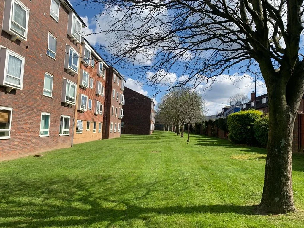 Flat Frobisher Court in Greater London
