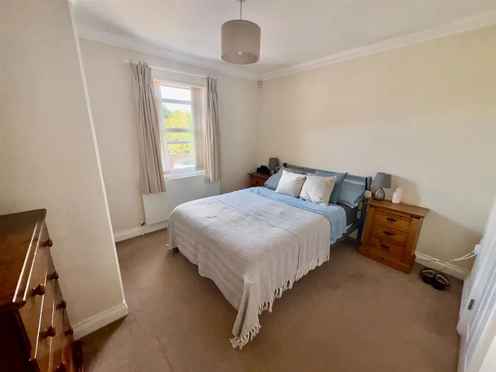 Flat Hoker Road in Exeter