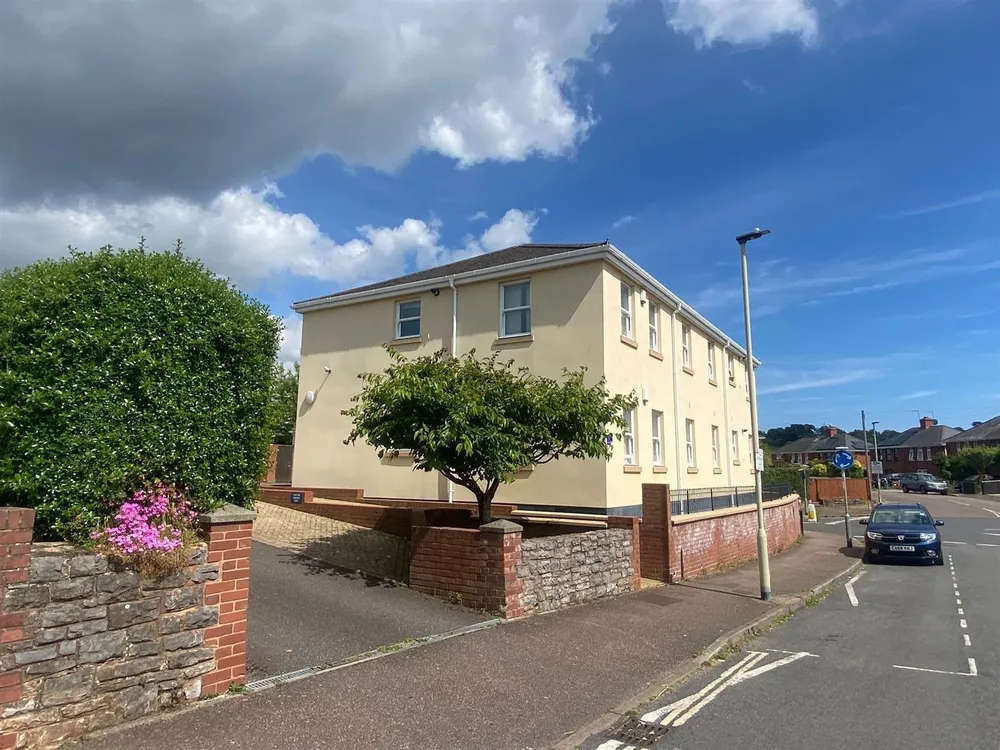 Flat Hoker Road in Exeter