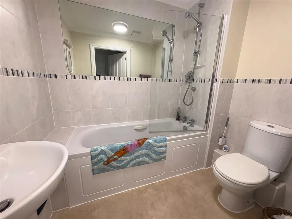 Flat Hoker Road in Exeter