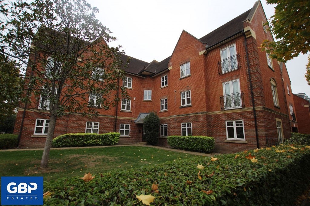 Flat Academy Fields Road in Greater London
