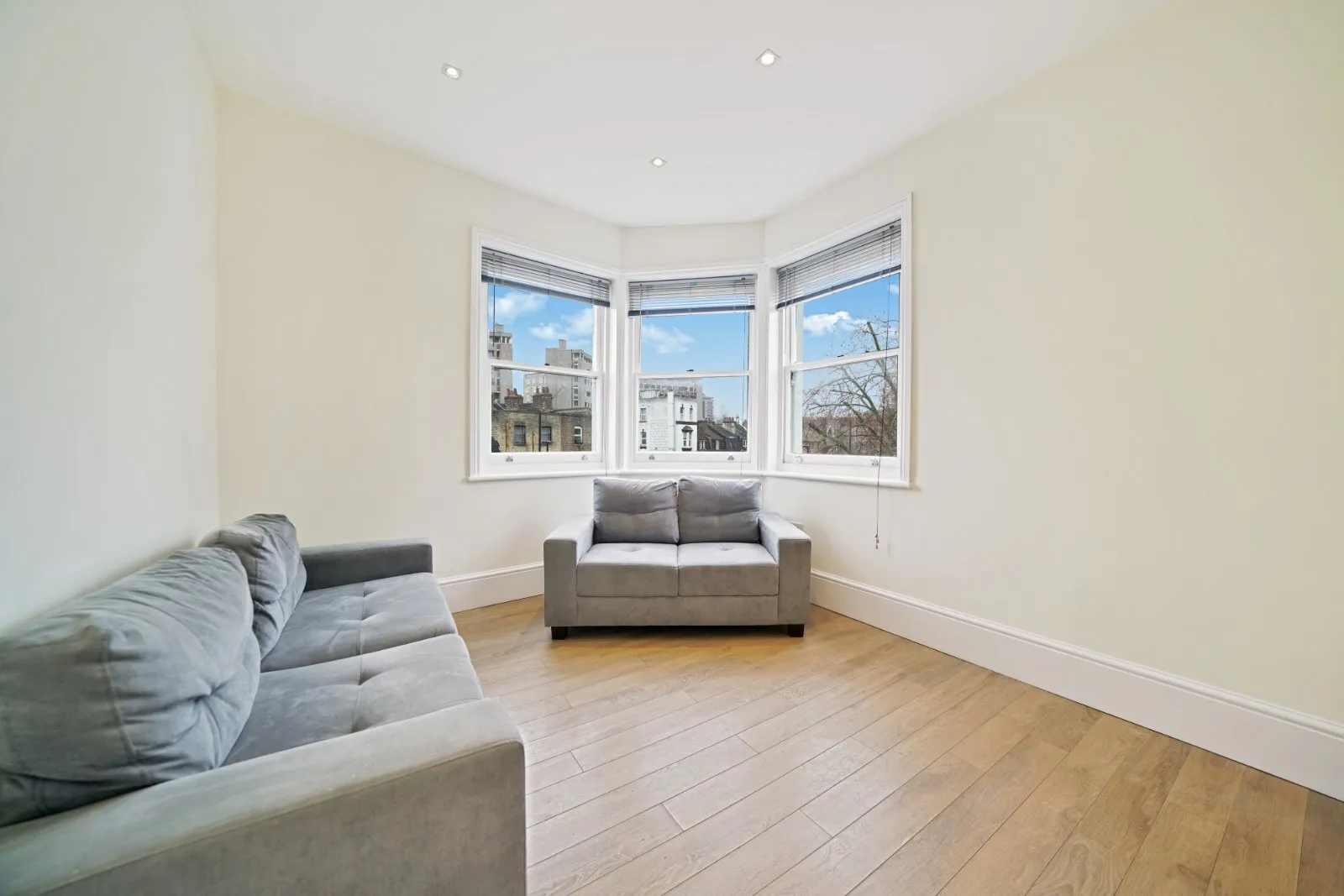 Flat Hackney Road in Greater London