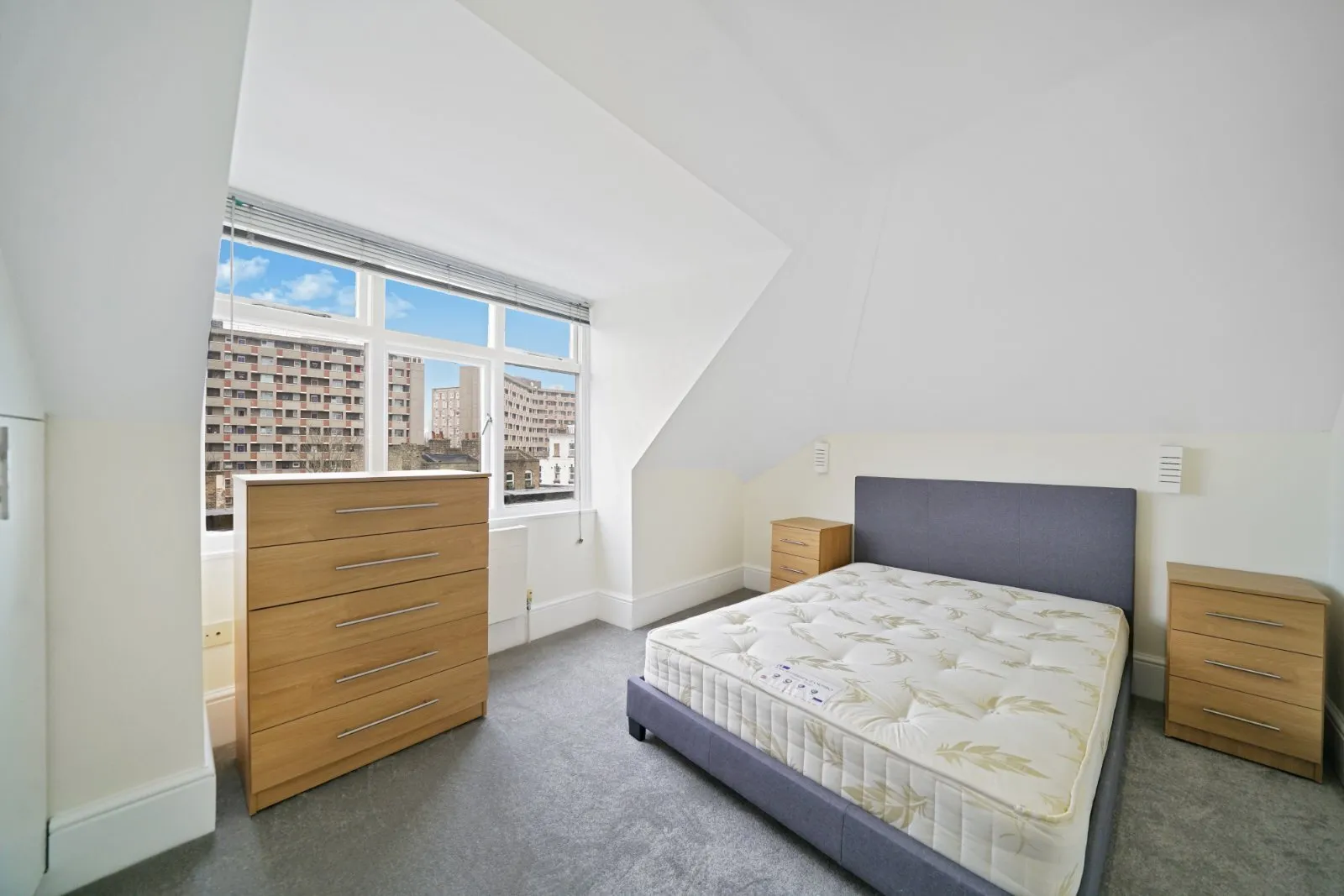 Flat Hackney Road in Greater London