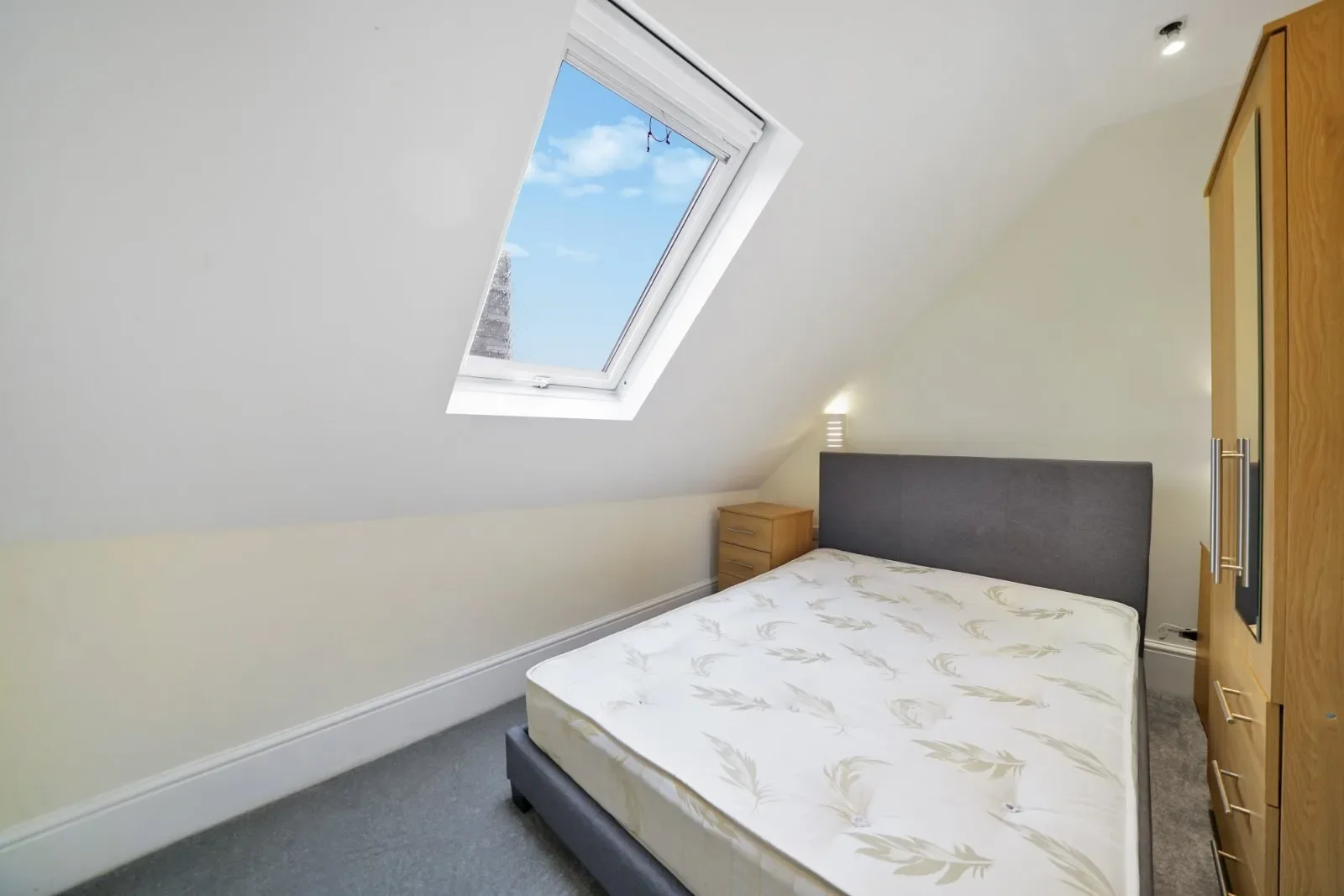 Flat Hackney Road in Greater London