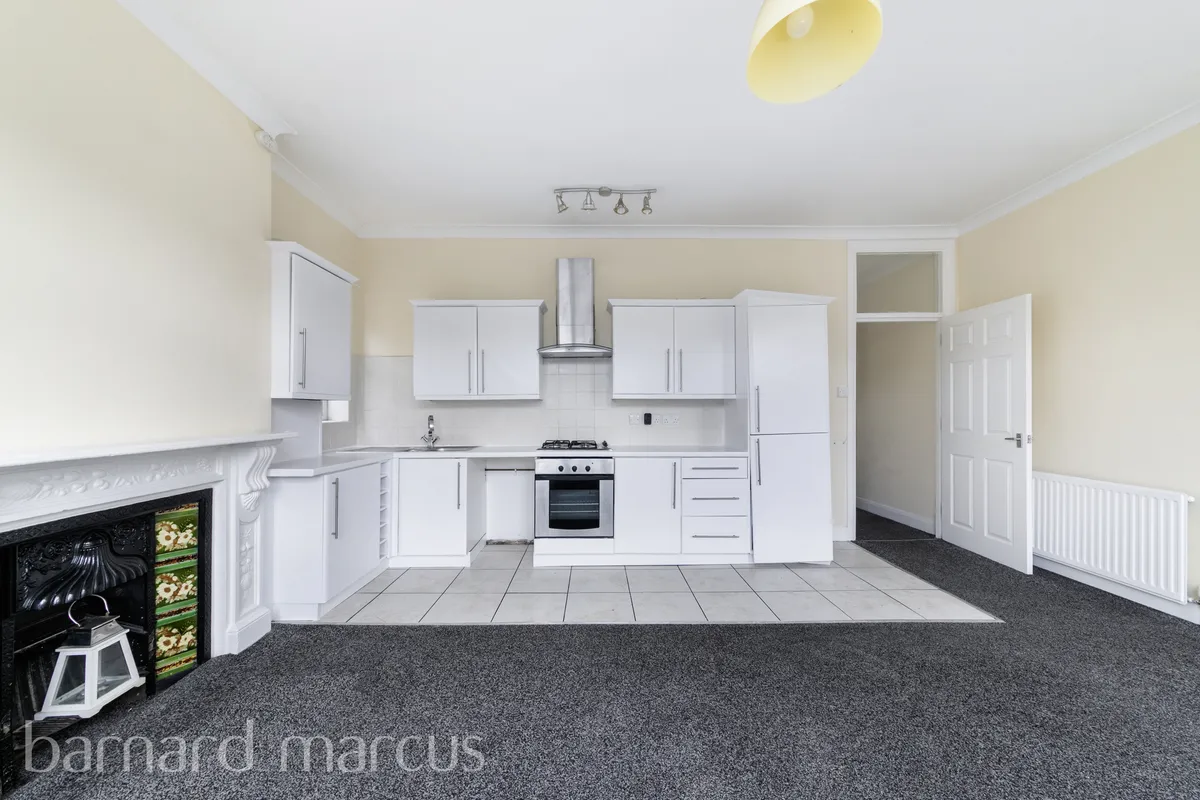 Flat Carholme Road in Greater London