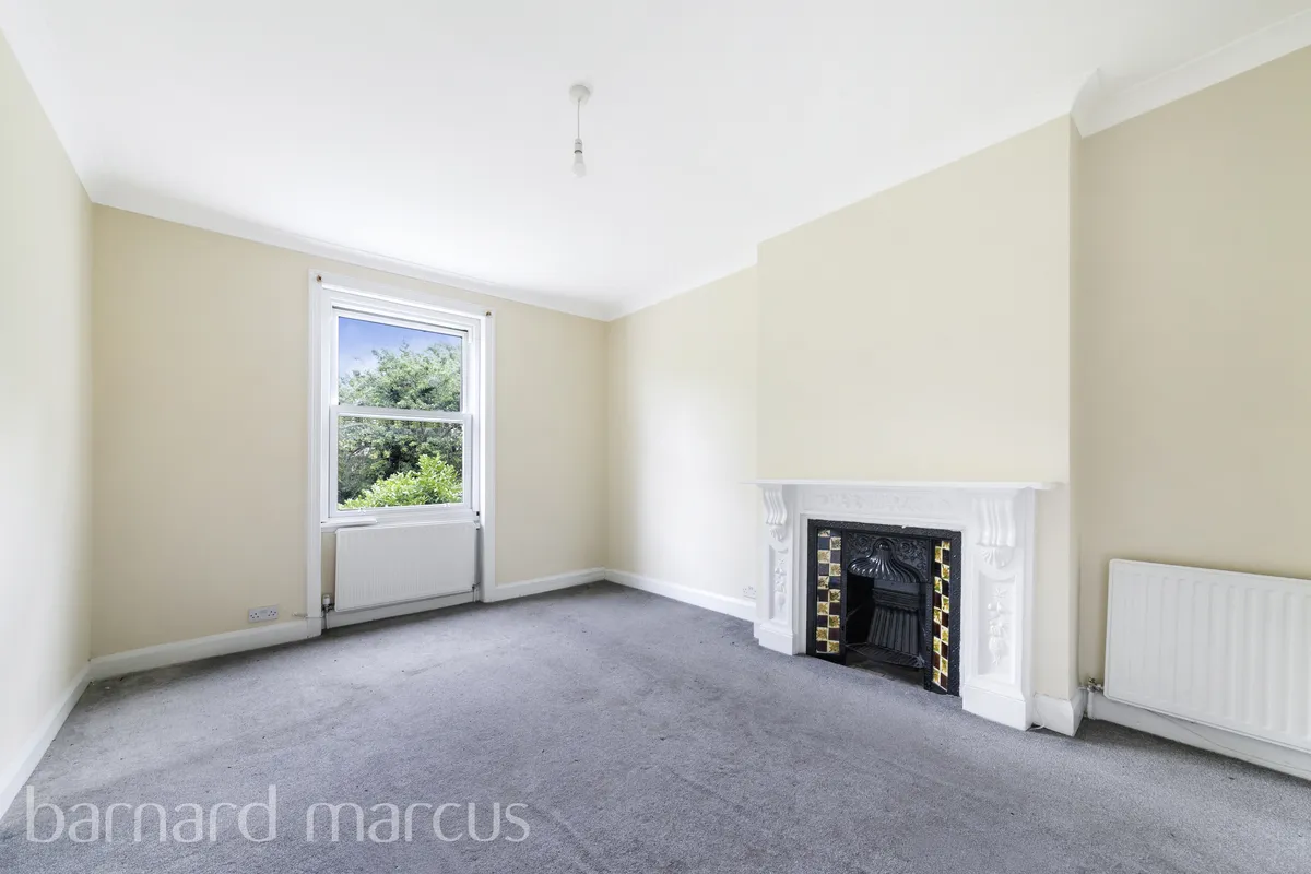 Flat Carholme Road in Greater London