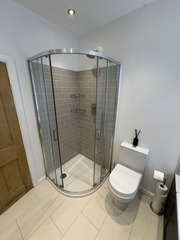 Room Brookwood Road in Greater London