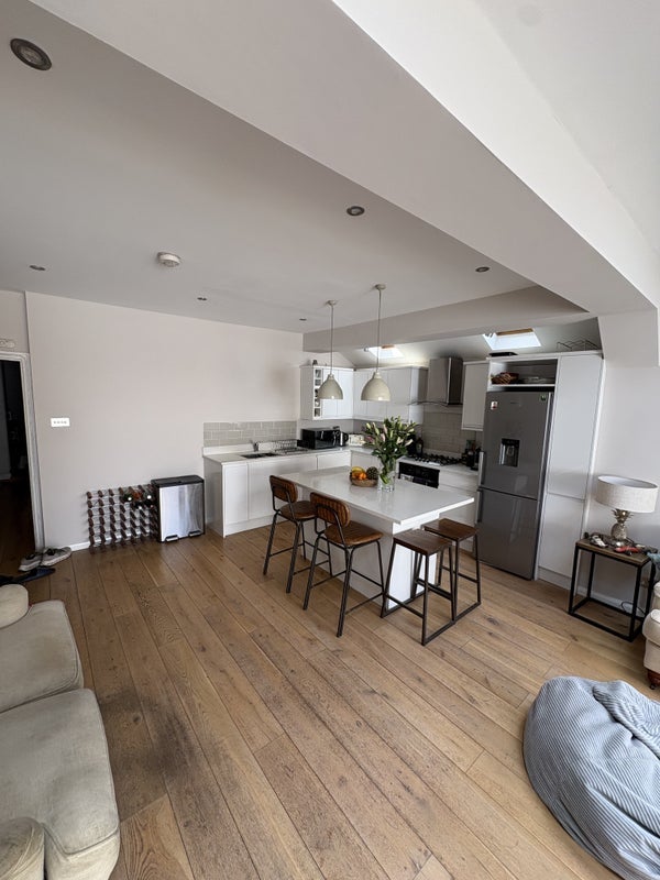 Room Brookwood Road in Greater London