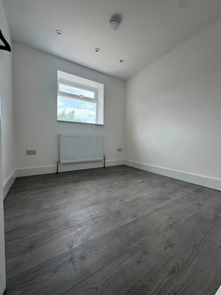 Room Cranleigh Road in Greater London