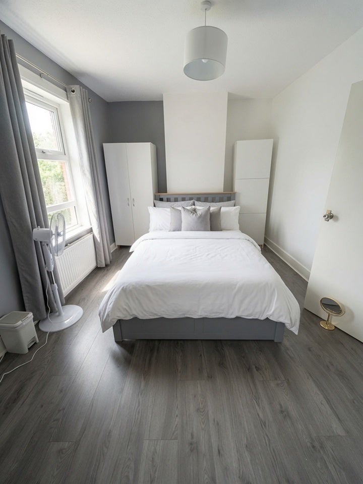 Room Park Road West in Bedford