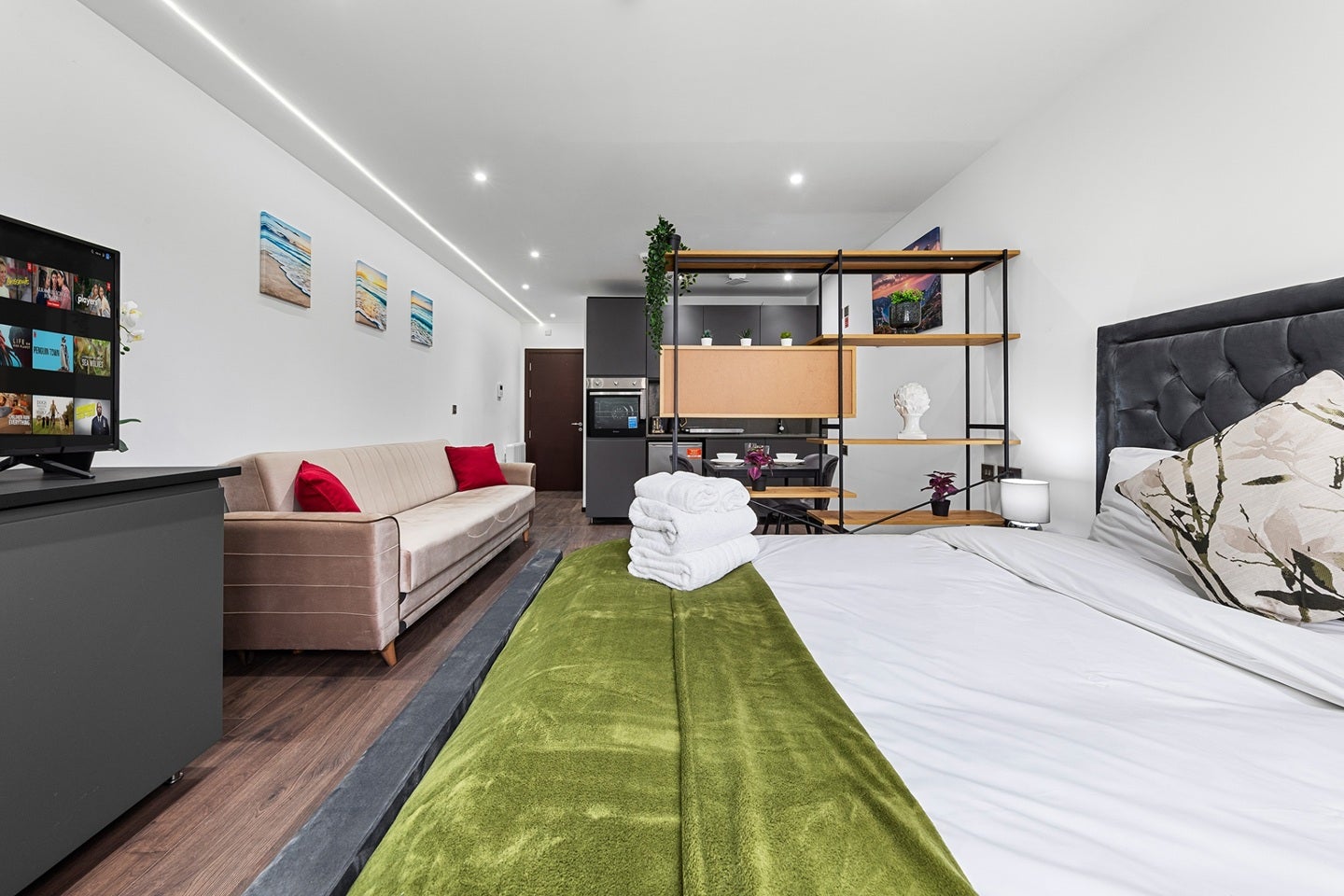 Flat Woodstock Road in Greater London